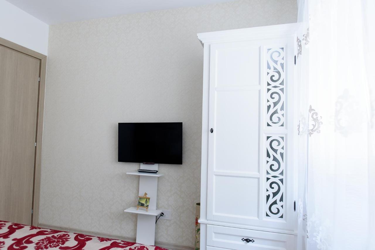 Carla'S Apartment, Airport & Train Station Shuttle Jászvásár Kültér fotó
