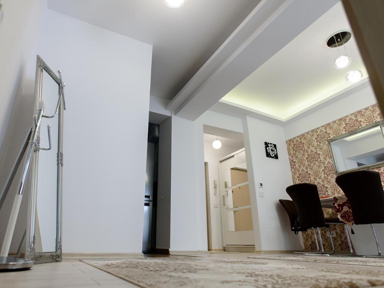Carla'S Apartment, Airport & Train Station Shuttle Jászvásár Kültér fotó
